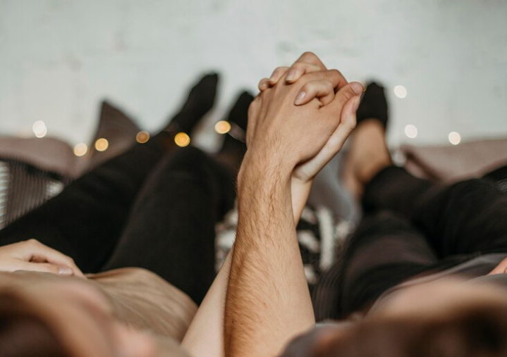 couple main dans la main