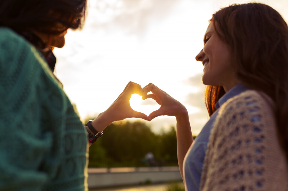 deux femmes coeur main âmes soeurs