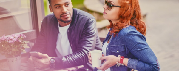 homme regarde intensément une femme