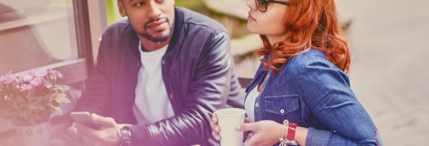 homme regarde intensément une femme