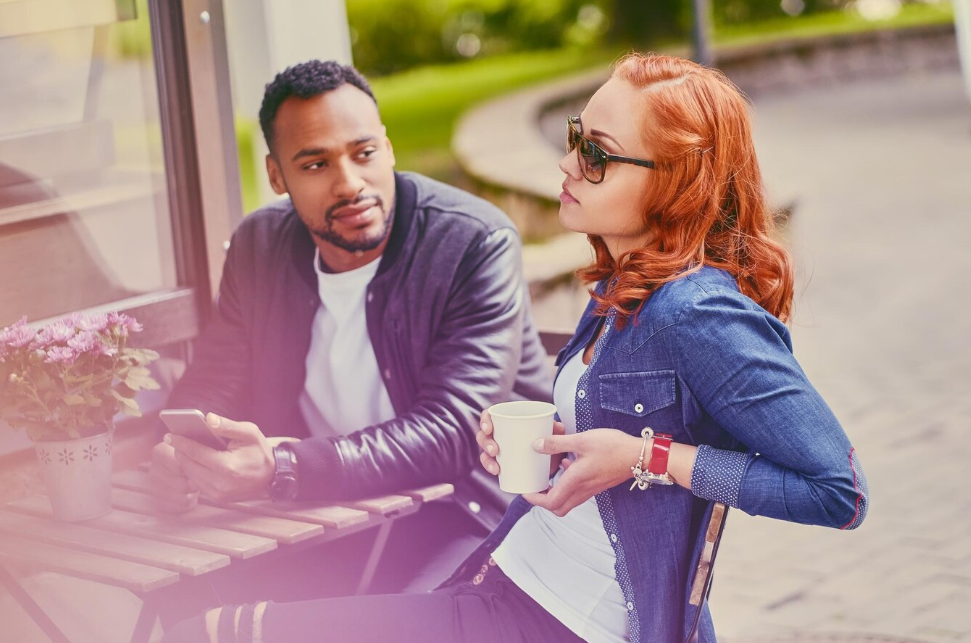 homme regarde intensément une femme
