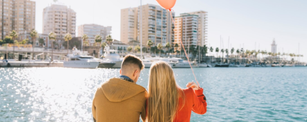 couple de dos en vacances