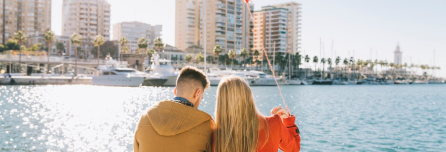 couple de dos en vacances