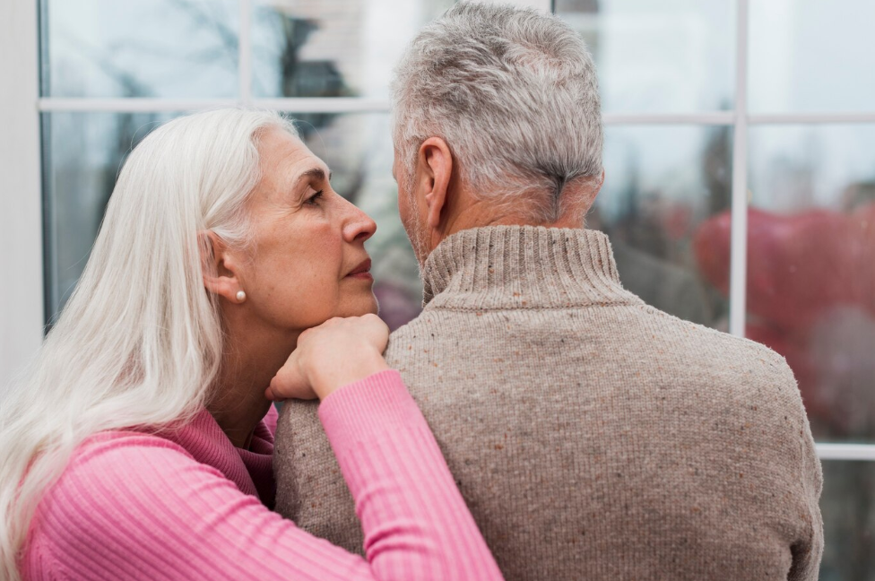 femme age moyen regardant son homme